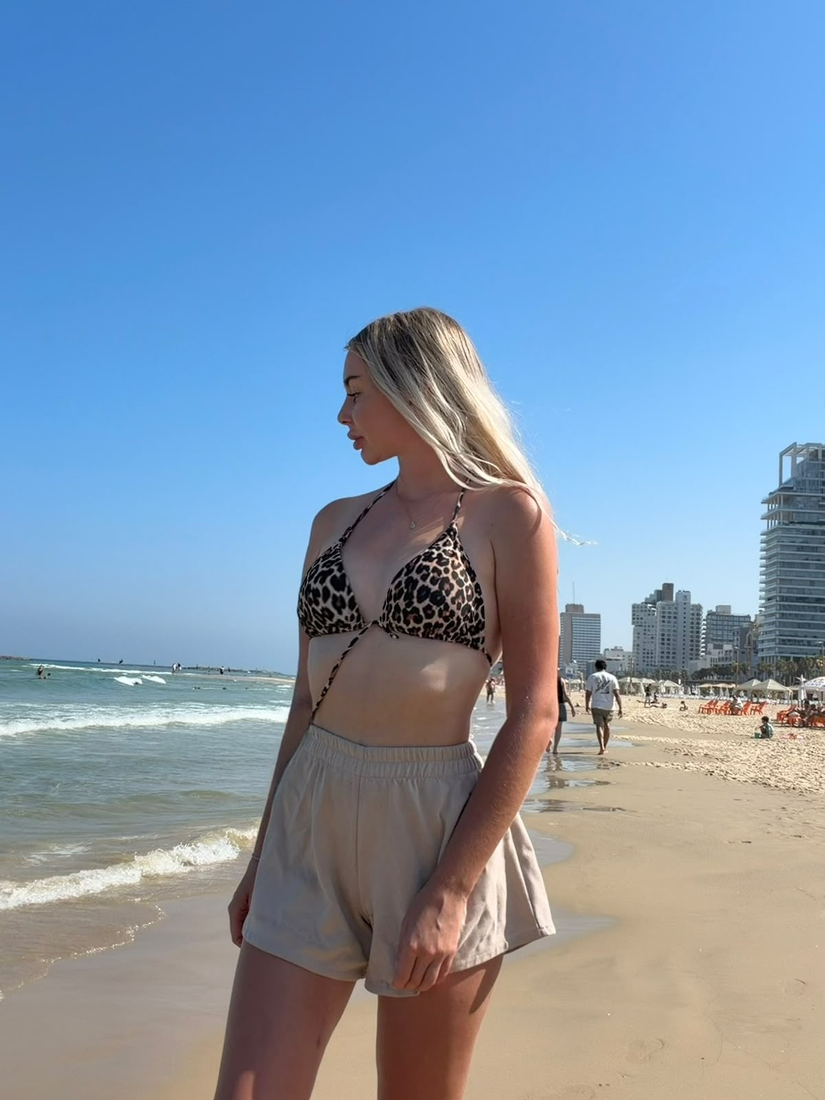 תל אביב – כוסית על בחורה אנרגטית